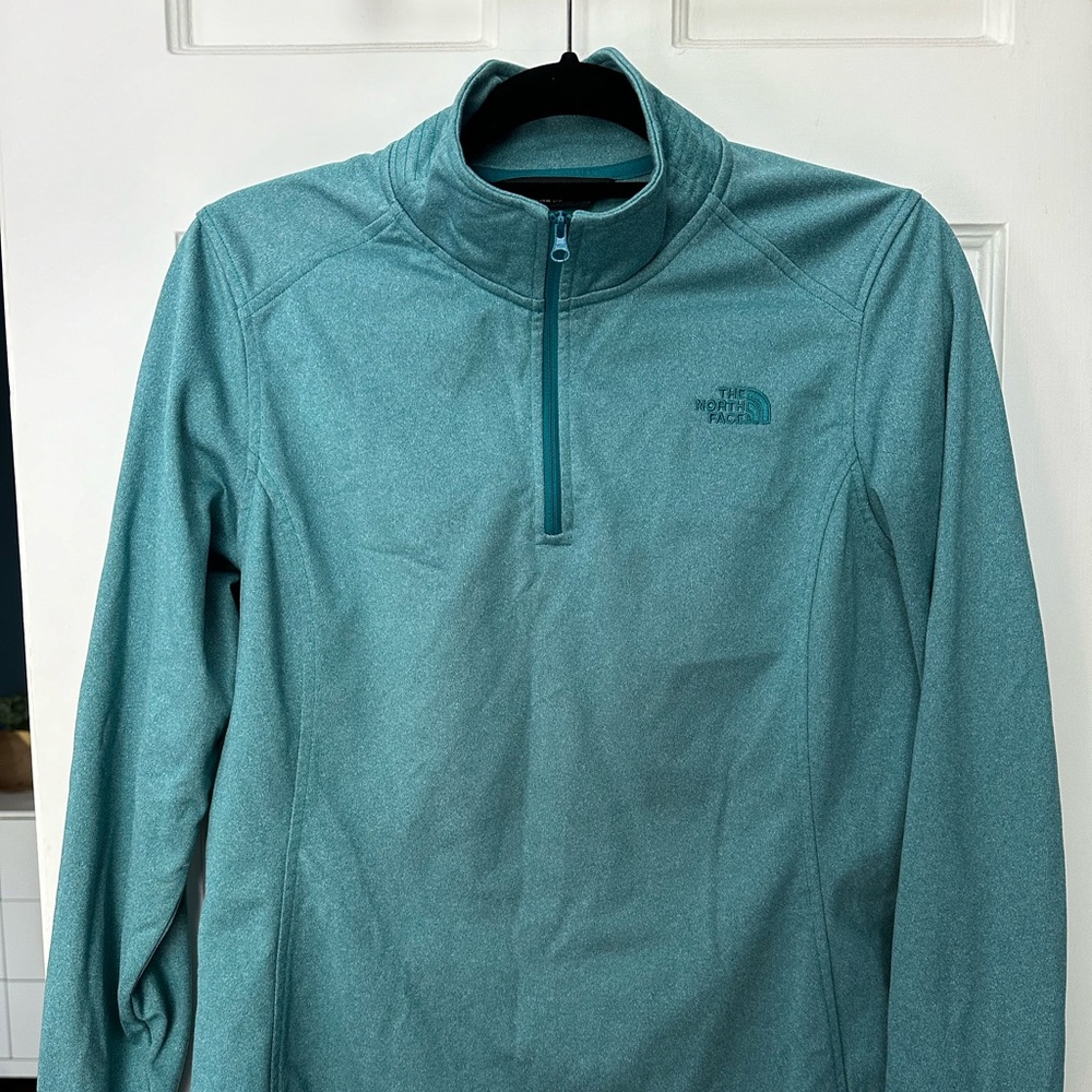 North face. Women Large teal light pullover. 1/4 zip. No flaws,perfect condition